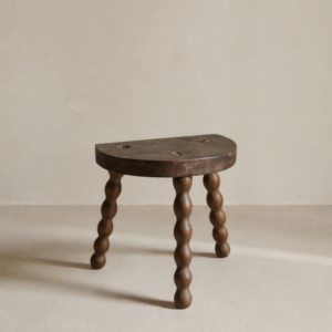 Tabouret de ferme tripode pieds tournés japandi minimaliste